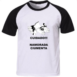 Camiseta Raglan Cuidado - Namorada ciumenta olhando