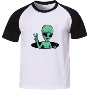 Camiseta Raglan Alien Paz e amor buraco negro