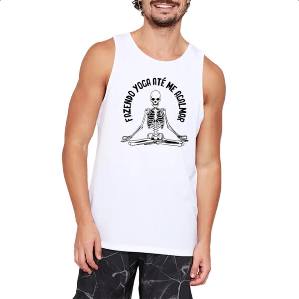 Camiseta Regata Fazendo yoga ate me acalmar - Imagem 2