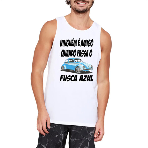 Camiseta Regata Ninguem e amigo quando passa o fusca azul - Imagem 2