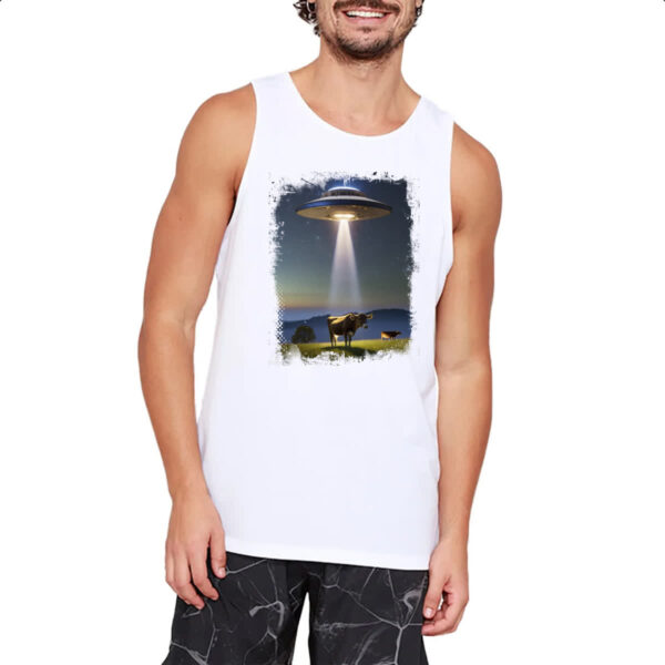 Camiseta Regata OVNI capturando uma vaca - Imagem 2