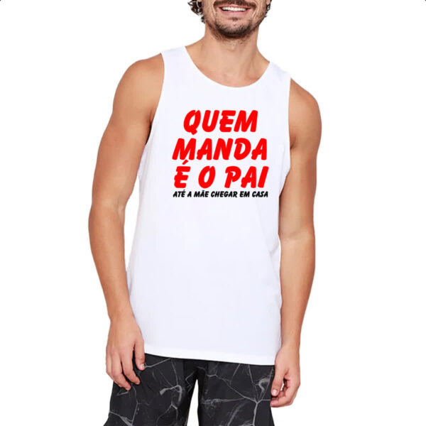 Camiseta Regata Quem manda e o pai ate a mae chegar em casa - Imagem 2