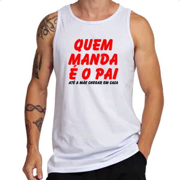 Camiseta Regata Quem manda e o pai ate a mae chegar em casa - Imagem 3