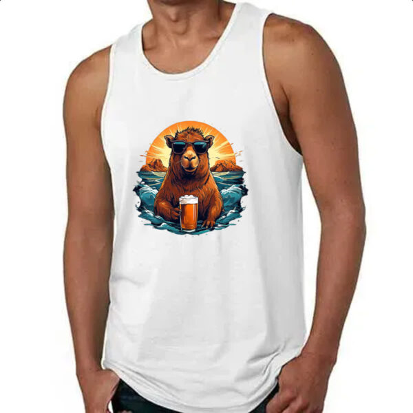 Camiseta Regata Capivare de boas na praia tomando uma - Imagem 4