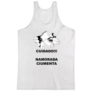 Camiseta Regata Cuidado - Namorada ciumenta olhando
