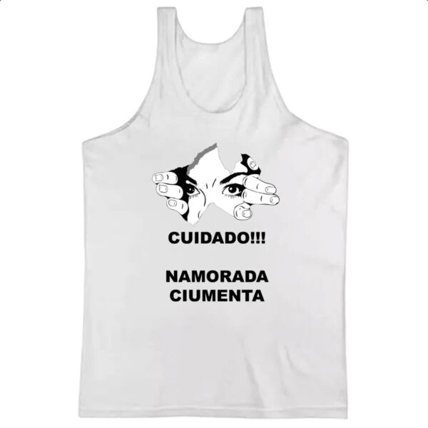 Camiseta Regata Cuidado - Namorada ciumenta olhando
