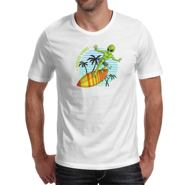 Camiseta Unissex Alien surfando good vibes - Imagem 2