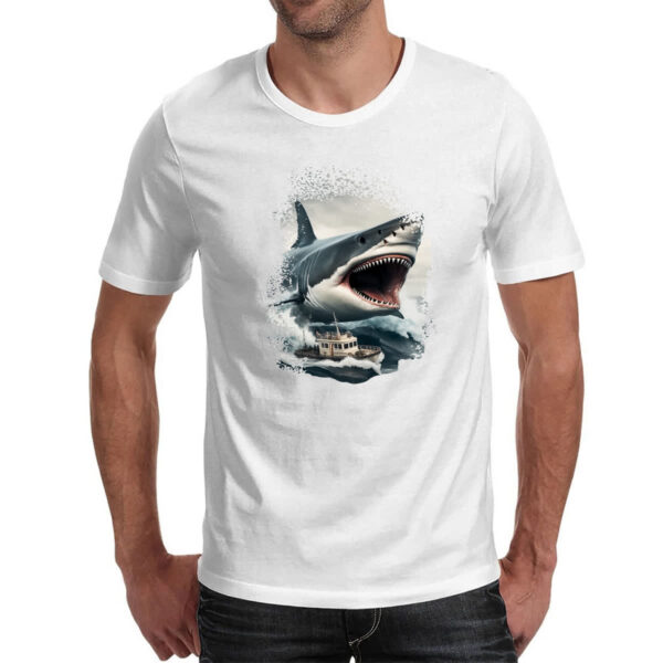 Camiseta Unissex Megalodon atacando embarcacao - Imagem 2