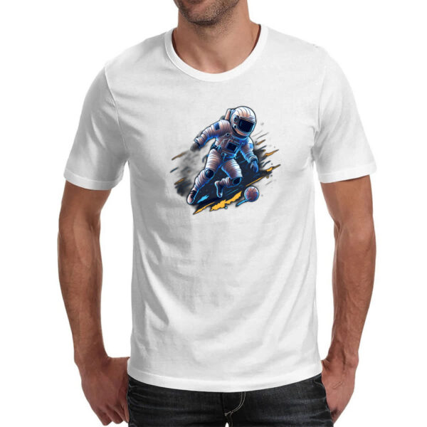 Camiseta Unissex Astronauta jogando futebol - Imagem 2