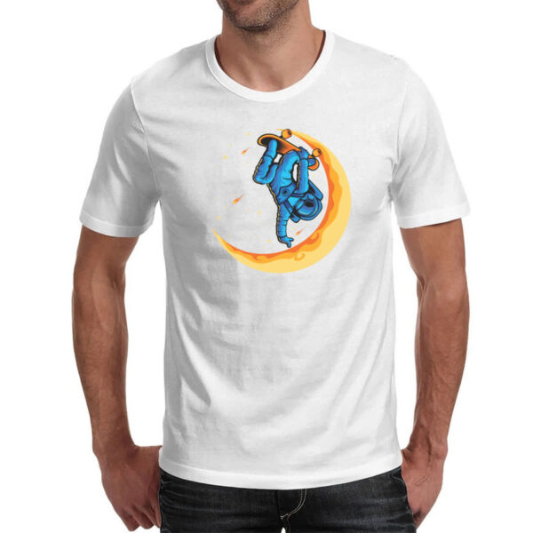 Camiseta Unissex Astronauta skatista lua crescente - Image 2