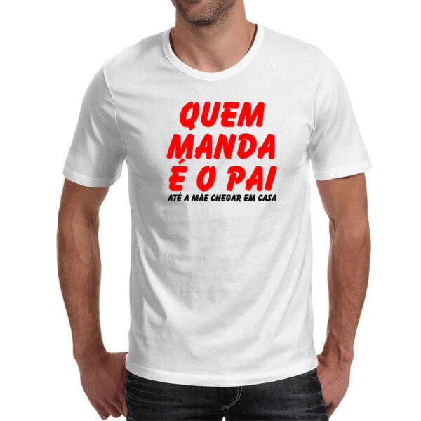 Camiseta Unissex Quem manda e o pai ate a mae chegar em casa - Imagem 2
