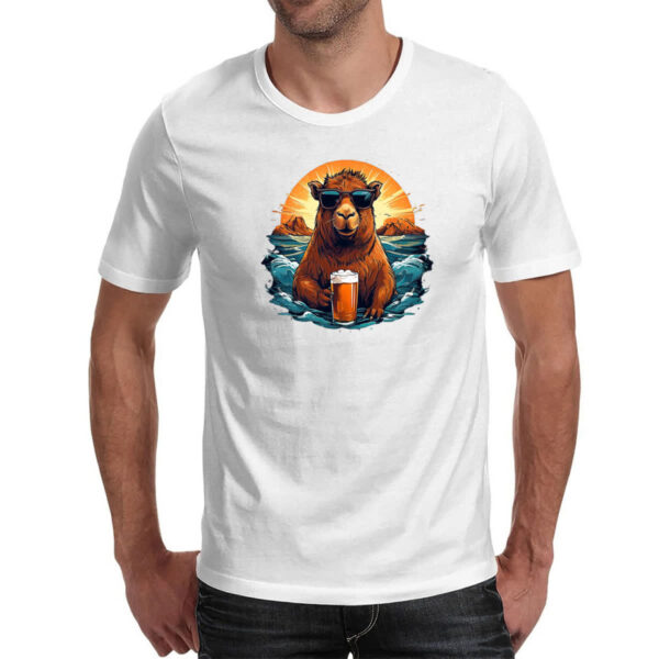 Camiseta Unissex Capivare de boas na praia tomando uma - Image 2