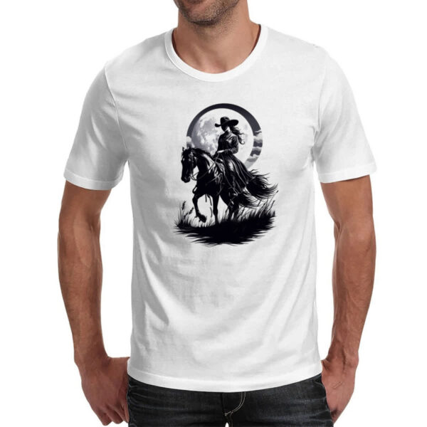 Camiseta Unissex Cowgirl silhueta ao luar - Imagem 2