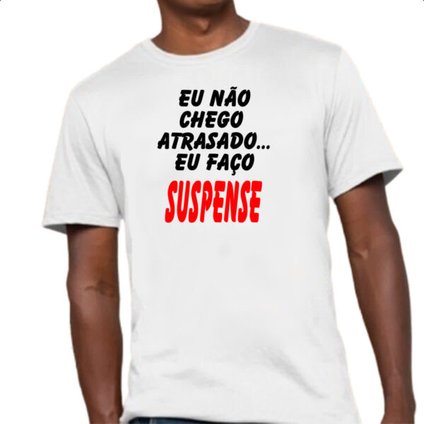 Camiseta Unissex Eu nao chego atrasado... Eu faco suspense - Imagem 4