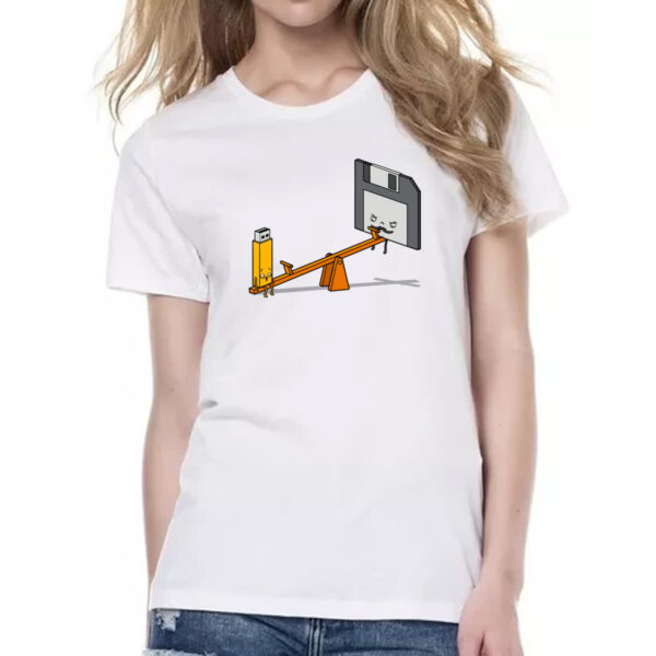 Camiseta Baby Look TI pendriver e disquete na gangorra - Imagem 2
