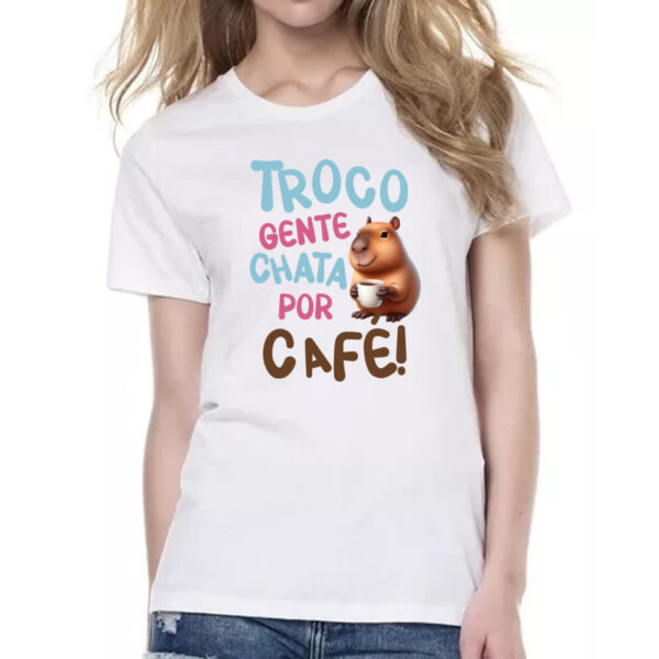 Camiseta Baby Look Cappivara troco gente chata por cafe - Imagem 2