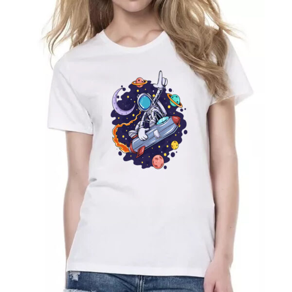 Camiseta Baby Look Surfando na nave - Image 2