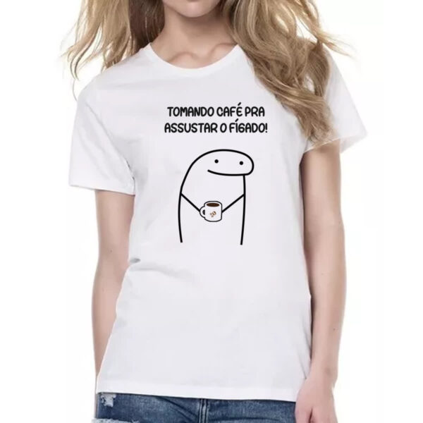 Camiseta Baby Look Tomando cafe pra assustar o figado - Imagem 2