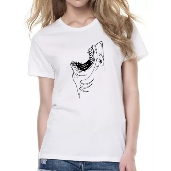 Camiseta Baby Look Tubarao atacando o pescoco - Imagem 2