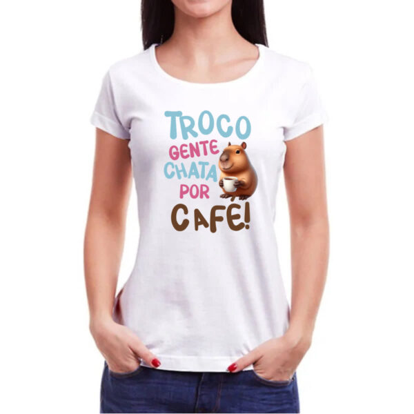 Camiseta Baby Look Cappivara troco gente chata por cafe - Imagem 3