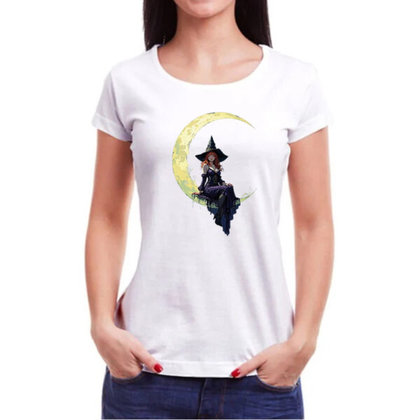 Camiseta Baby Look Bruxa sentada na lua minguante - Imagem 3