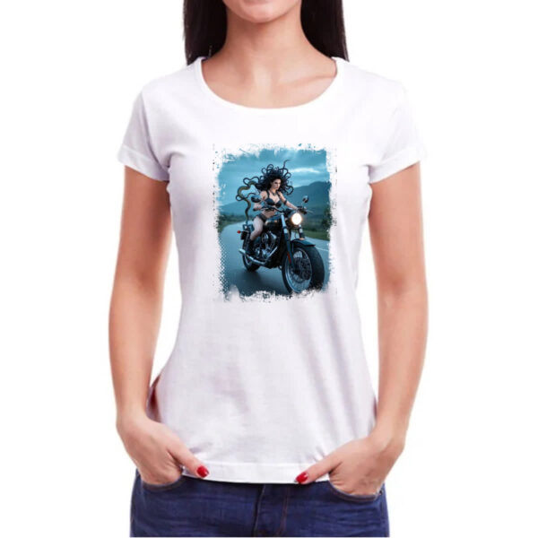 Camiseta Baby Look Medusa andando de moto - Imagem 3