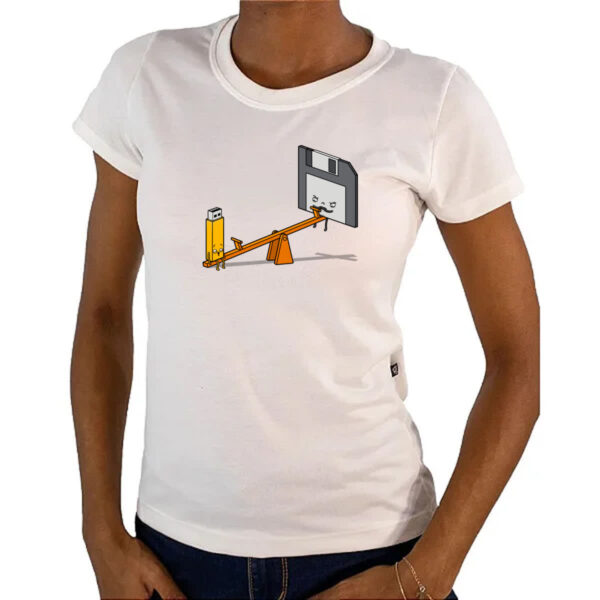 Camiseta Baby Look TI pendriver e disquete na gangorra - Imagem 4