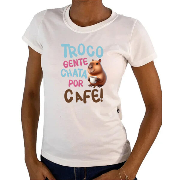 Camiseta Baby Look Cappivara troco gente chata por cafe - Imagem 4