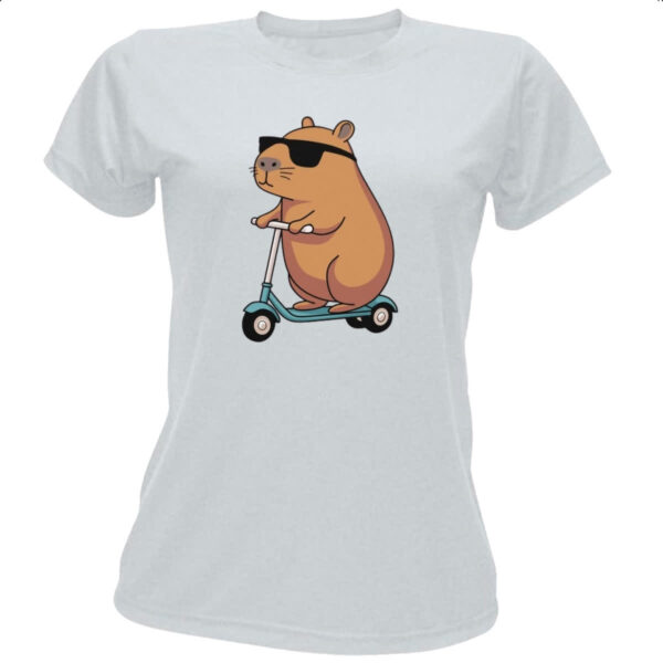 Camiseta Baby Look Capivara no patinete