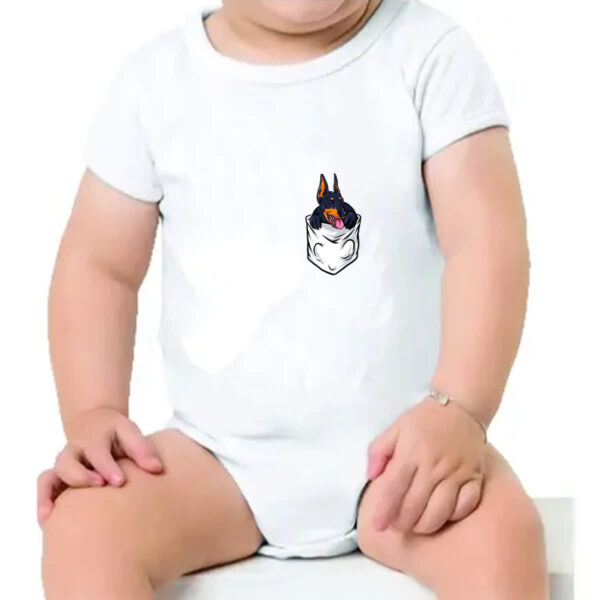 Body infantil Cachorro doberman no bolso - Imagem 4