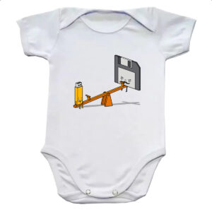 Body infantil TI pendriver e disquete na gangorra