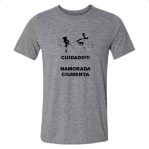 Camiseta Cinza Cuidado - Namorada ciumenta olhando