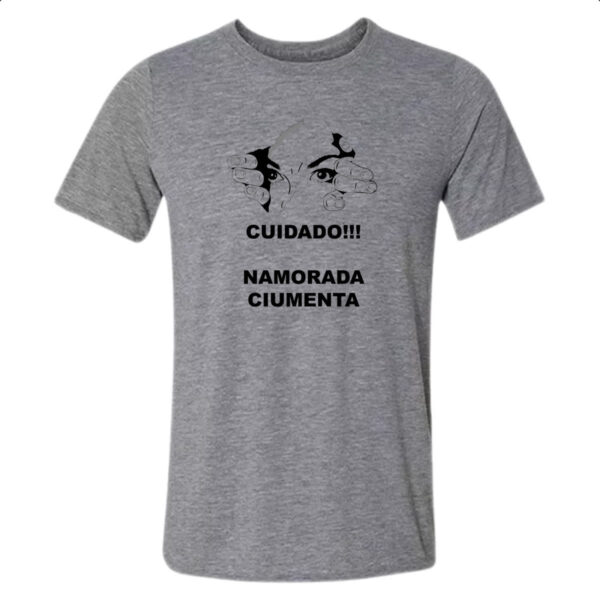 Camiseta Cinza Cuidado - Namorada ciumenta olhando