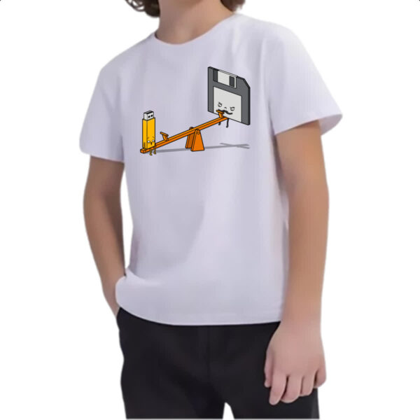 Camiseta Infanto Juvenil TI pendriver e disquete na gangorra - Imagem 2