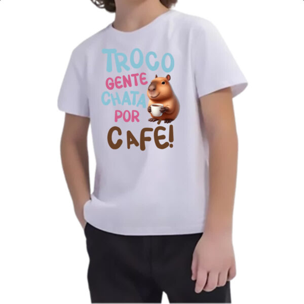 Camiseta Infanto Juvenil Cappivara troco gente chata por cafe - Imagem 2