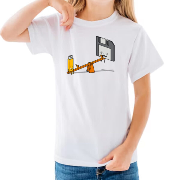 Camiseta Infanto Juvenil TI pendriver e disquete na gangorra - Imagem 3
