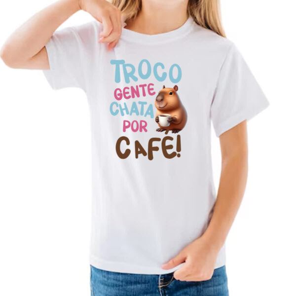 Camiseta Infanto Juvenil Cappivara troco gente chata por cafe - Imagem 3