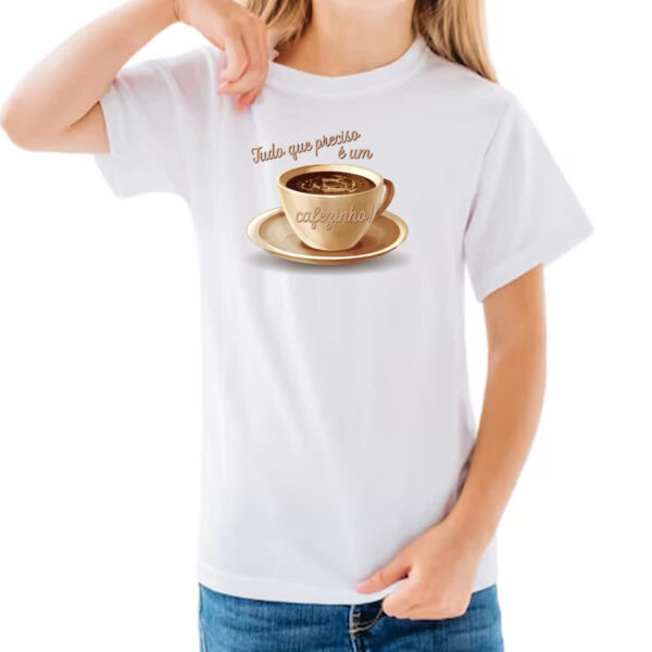 Camiseta Infanto Juvenil Tudo que preciso e um cafezinho - Imagem 3