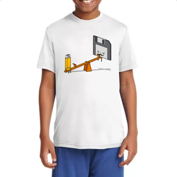 Camiseta Infanto Juvenil TI pendriver e disquete na gangorra - Imagem 4