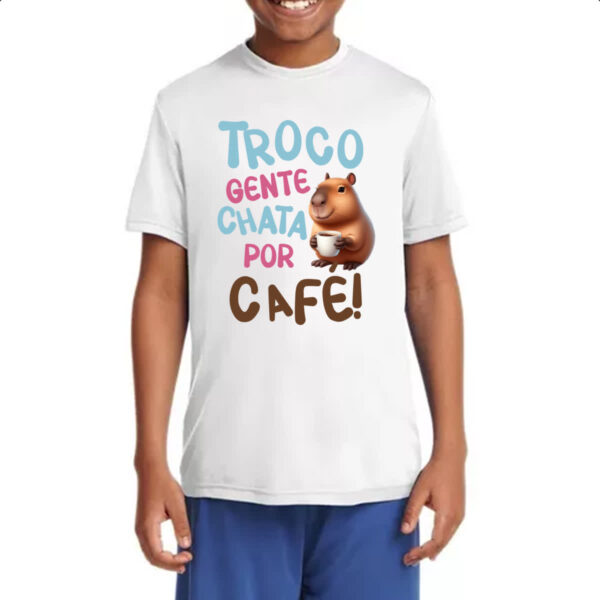 Camiseta Infanto Juvenil Cappivara troco gente chata por cafe - Imagem 4