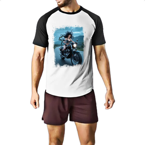 Camiseta Raglan Medusa andando de moto - Imagem 2