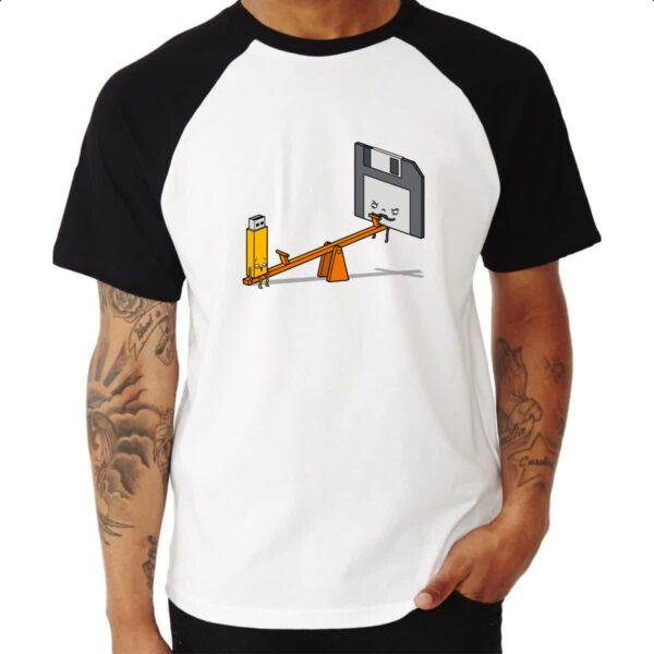 Camiseta Raglan TI pendriver e disquete na gangorra - Imagem 3