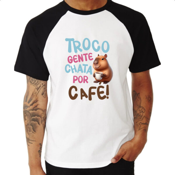 Camiseta Raglan Cappivara troco gente chata por cafe - Imagem 3