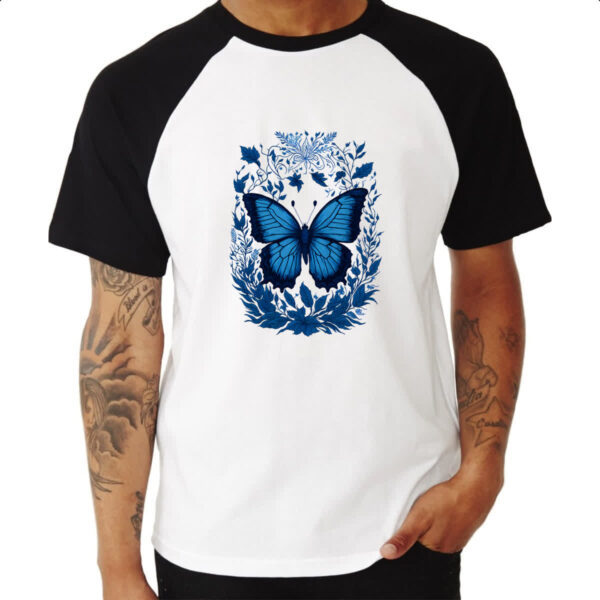 Camiseta Raglan Borboleta azul com flores e folhas - Imagem 3
