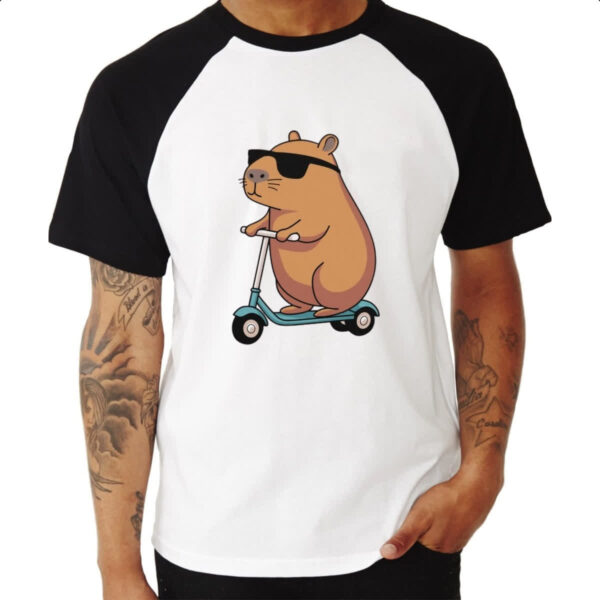 Camiseta Raglan Capivara no patinete - Imagem 3