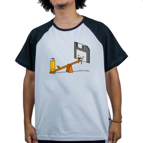 Camiseta Raglan TI pendriver e disquete na gangorra - Imagem 4