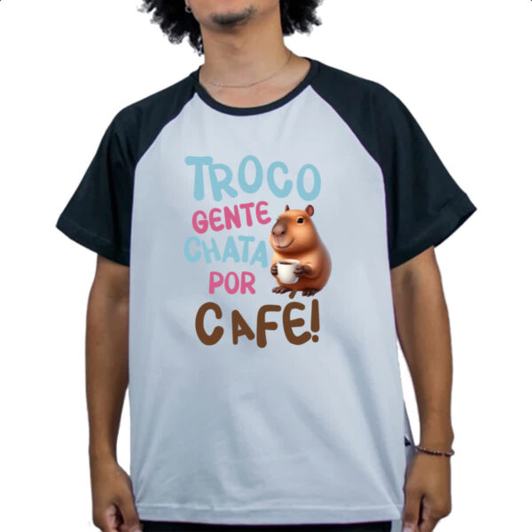 Camiseta Raglan Cappivara troco gente chata por cafe - Imagem 4