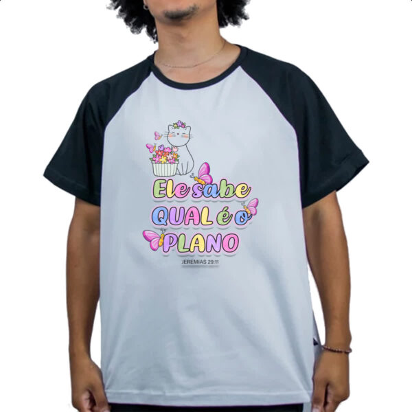 Camiseta Raglan Versiculo Fofinho Ele sabe qual e o plano - Imagem 4