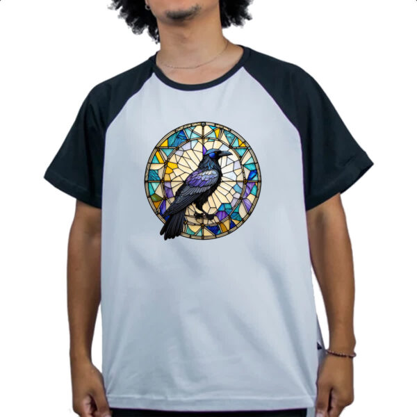 Camiseta Raglan Vitral corvo - Imagem 4