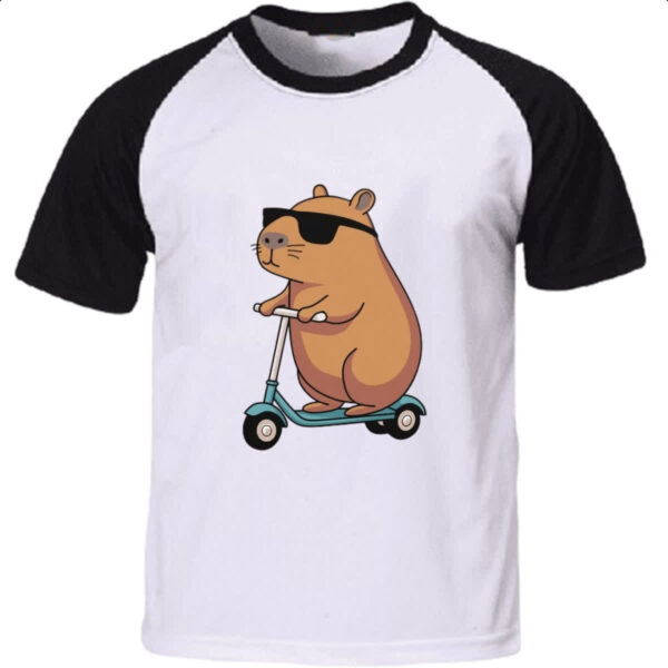 Camiseta Raglan Capivara no patinete